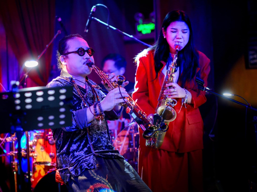 Trần Mạnh Tuấn trở lại với saxophone và Saxn'art Club - Ảnh 5. Trần Mạnh Tuấn trở lại với saxophone và Saxn'art Club - Ảnh 5.