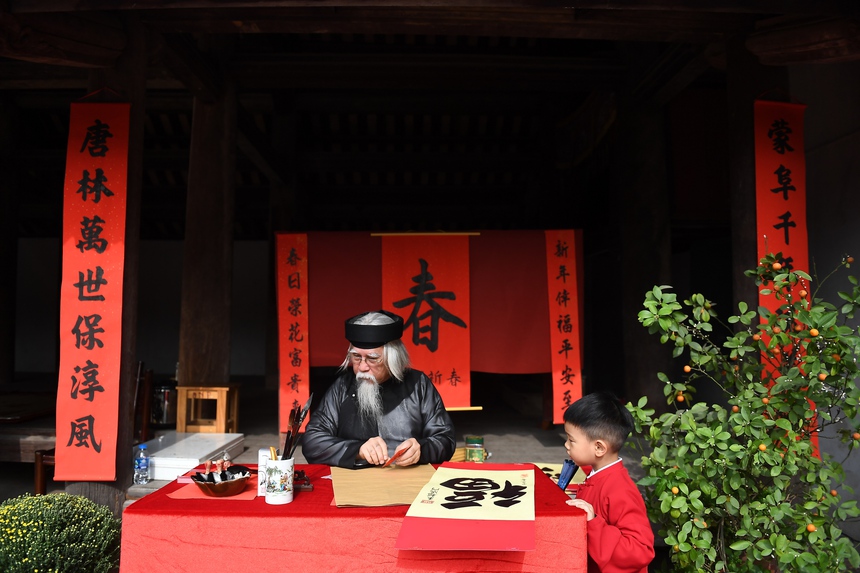 Độc đáo "Tết làng Việt" 2024 tại Làng cổ Đường Lâm - Ảnh 4.