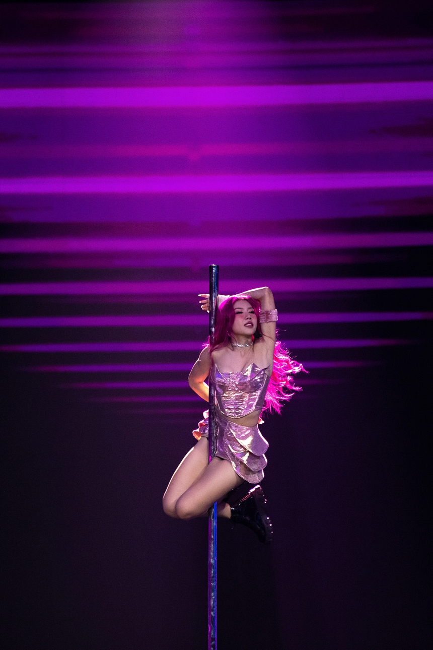 Trang Pháp múa cột, chứng tỏ khả năng trình diễn toàn diện ở Công 5 “Chị Đẹp Đạp Gió Rẽ Sóng” - Ảnh 2. Trang Pháp múa cột, chứng tỏ khả năng trình diễn toàn diện ở Công 5 “Chị Đẹp Đạp Gió Rẽ Sóng” - Ảnh 2.