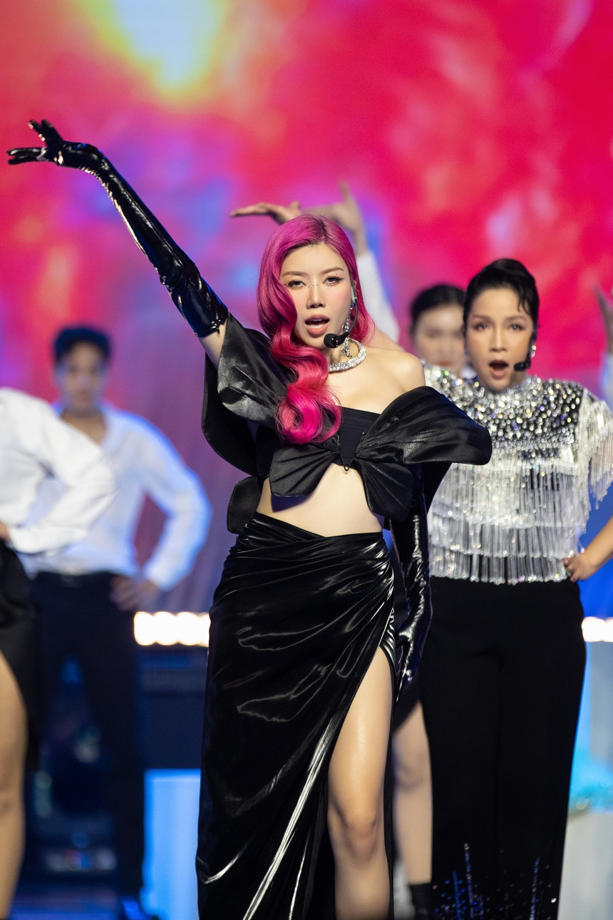 Trang Pháp múa cột, chứng tỏ khả năng trình diễn toàn diện ở Công 5 “Chị Đẹp Đạp Gió Rẽ Sóng” - Ảnh 5. Trang Pháp múa cột, chứng tỏ khả năng trình diễn toàn diện ở Công 5 “Chị Đẹp Đạp Gió Rẽ Sóng” - Ảnh 5.