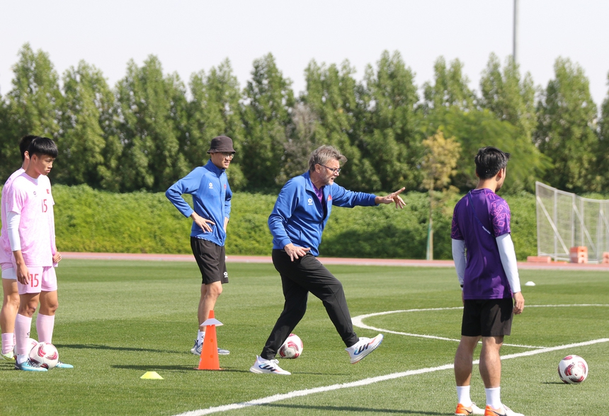 Tin nóng bóng đá Việt 21/1: Tuấn Hải bảo vệ HLV Troussier, hai 'trò cưng' của HLV Kiatisuk tại CAHN - Ảnh 5.