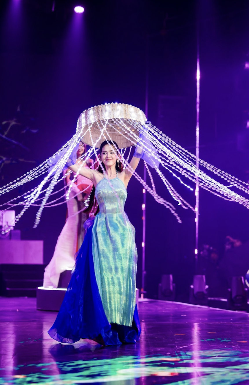 Tú Vi gây sốt với visual “Em gái mưa” ở Chị Đẹp Đạp Gió Rẽ Sóng 2023 - Ảnh 3.