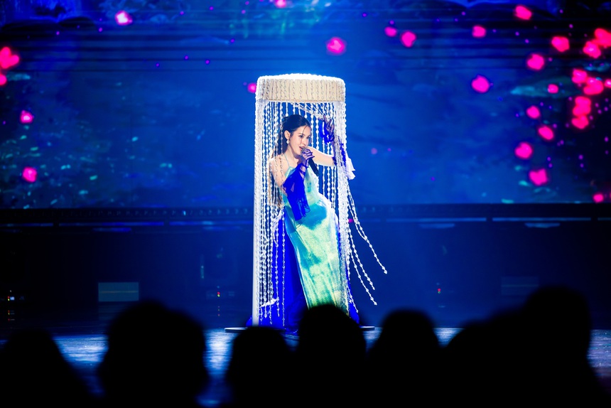 Tú Vi gây sốt với visual “Em gái mưa” ở Chị Đẹp Đạp Gió Rẽ Sóng 2023 - Ảnh 1.