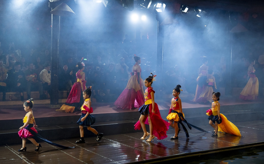 NTK Phạm Trần Thu Hằng giới thiệu show diễn kết hợp thời trang và nghệ thuật múa rối - Ảnh 4. NTK Phạm Trần Thu Hằng giới thiệu show diễn kết hợp thời trang và nghệ thuật múa rối - Ảnh 4.