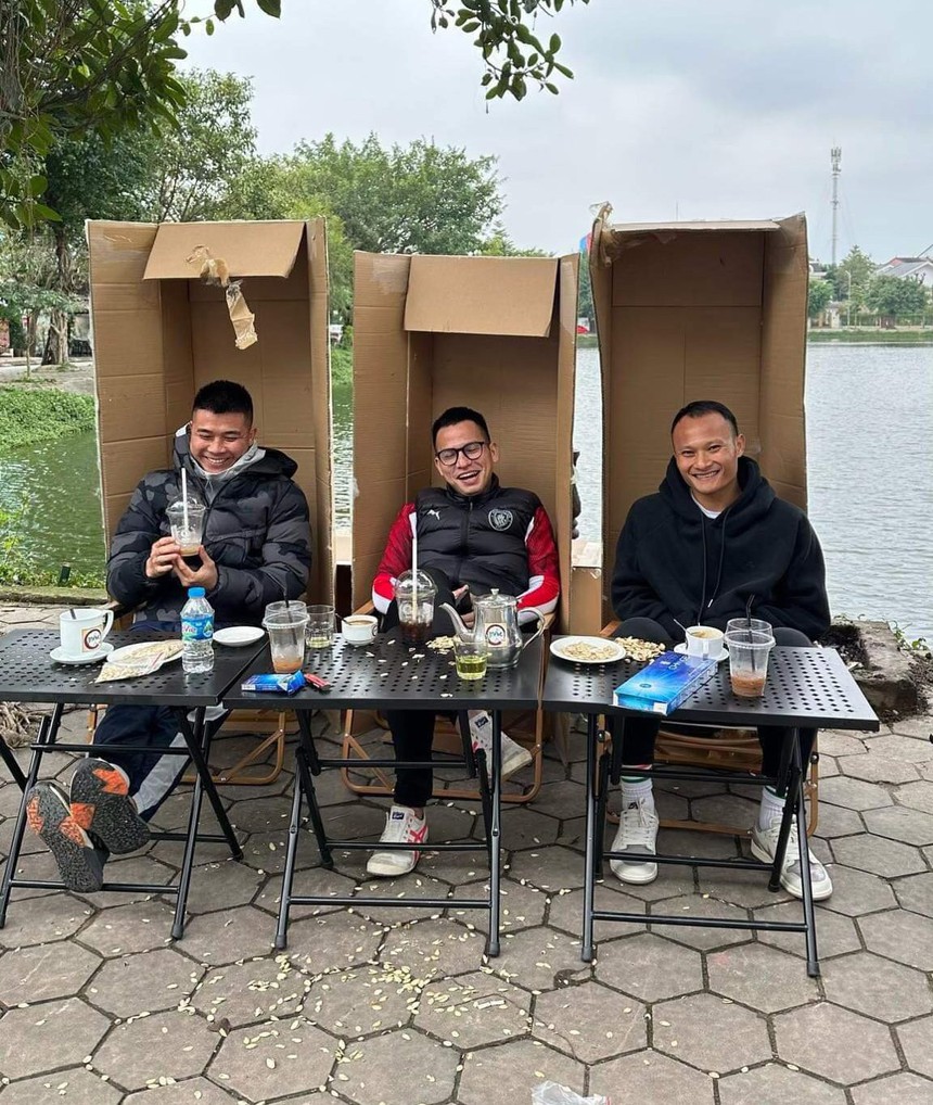 Chết cười với kiểu uống cà phê của Trọng Hoàng và bạn bè giữa trời giá rét - Ảnh 2. Chết cười với kiểu uống cà phê của Trọng Hoàng và bạn bè giữa trời giá rét - Ảnh 2.