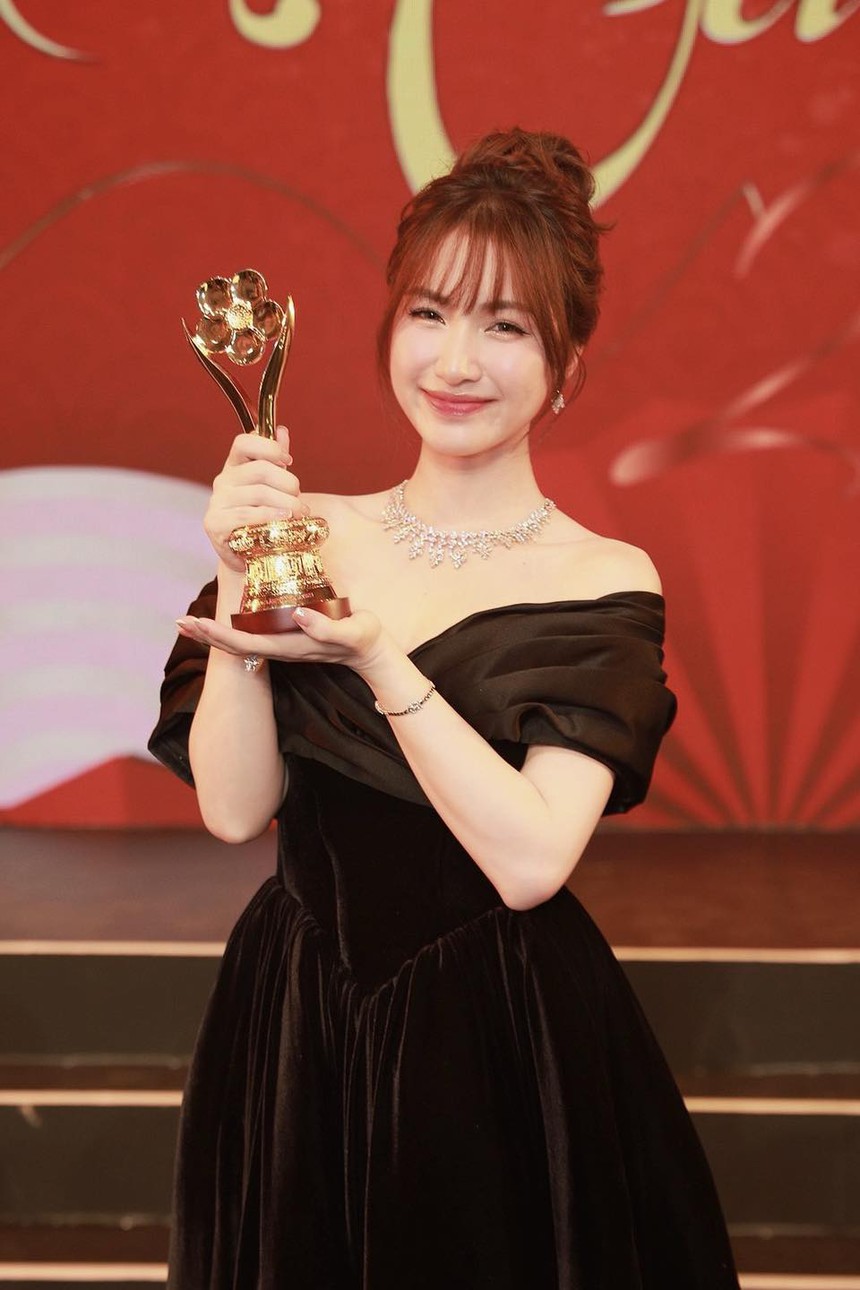 MV Tết của Hòa Minzy: Một ca khúc 'bắt tai', một thước phim hay và một sự cố... - Ảnh 3. MV Tết của Hòa Minzy: Một ca khúc 'bắt tai', một thước phim hay và một sự cố... - Ảnh 3.