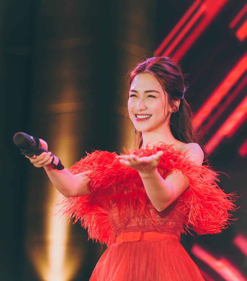 MV Tết của Hòa Minzy: Một ca khúc 'bắt tai', một thước phim hay và một sự cố... - Ảnh 2. MV Tết của Hòa Minzy: Một ca khúc 'bắt tai', một thước phim hay và một sự cố... - Ảnh 2.