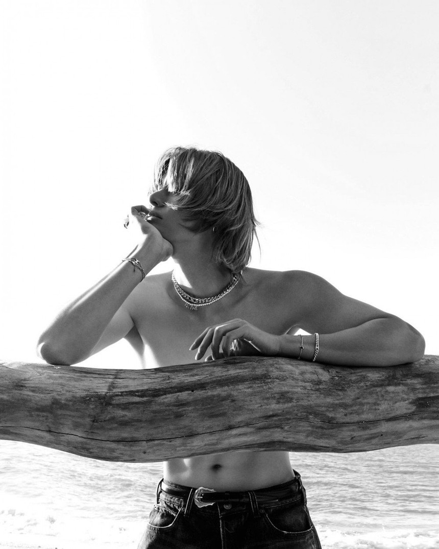 'Hút mắt' ngắm bộ ảnh đậm chất điện ảnh của V BTS trên 'Harper's BAZAAR Korea' - Ảnh 3. 'Hút mắt' ngắm bộ ảnh đậm chất điện ảnh của V BTS trên 'Harper's BAZAAR Korea' - Ảnh 3.