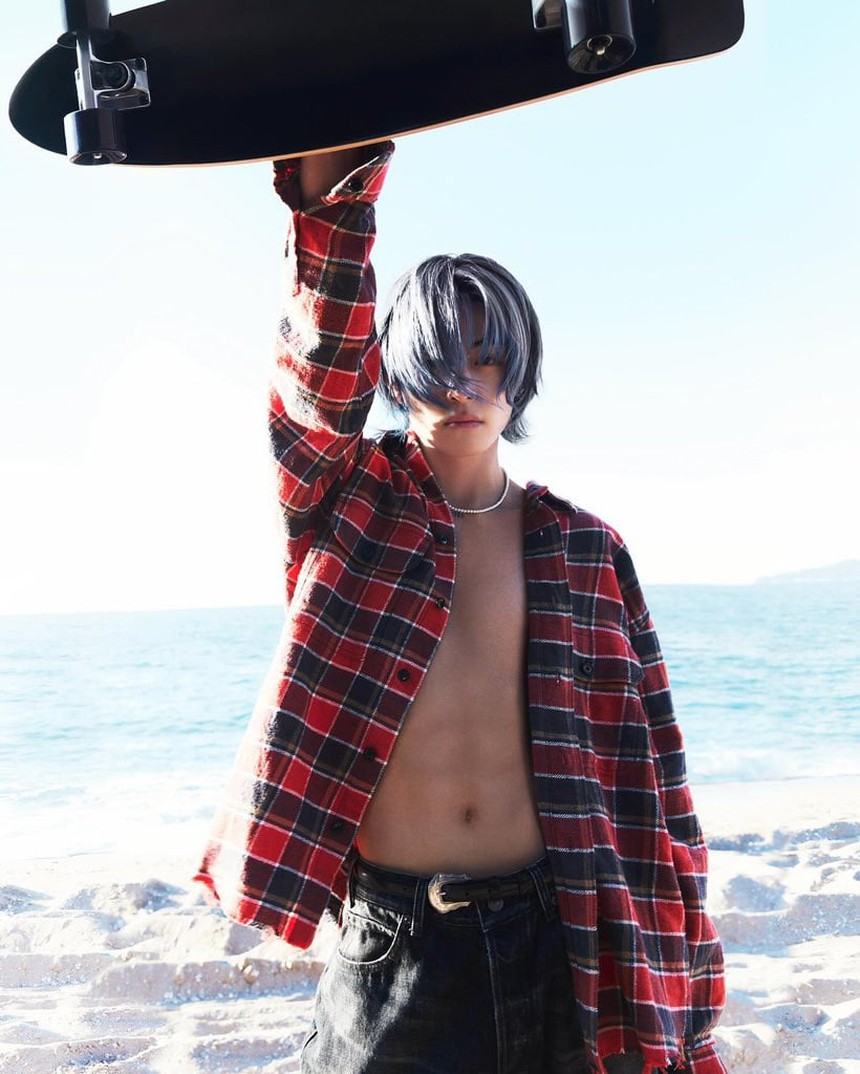 'Hút mắt' ngắm bộ ảnh đậm chất điện ảnh của V BTS trên 'Harper's BAZAAR Korea' - Ảnh 9. 'Hút mắt' ngắm bộ ảnh đậm chất điện ảnh của V BTS trên 'Harper's BAZAAR Korea' - Ảnh 9.