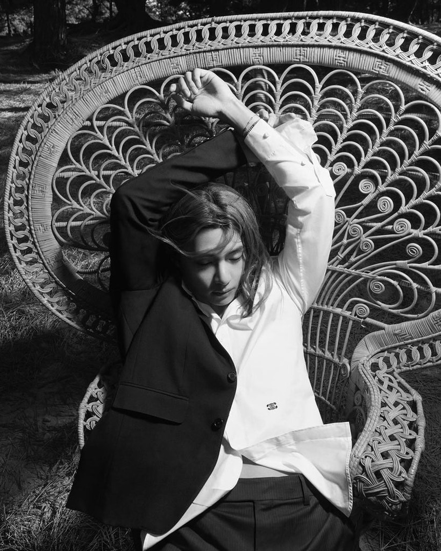 'Hút mắt' ngắm bộ ảnh đậm chất điện ảnh của V BTS trên 'Harper's BAZAAR Korea' - Ảnh 10. 'Hút mắt' ngắm bộ ảnh đậm chất điện ảnh của V BTS trên 'Harper's BAZAAR Korea' - Ảnh 10.