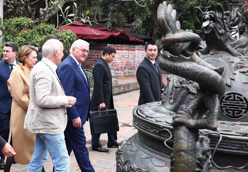 Tổng thống CHLB Đức Frank-Walter Steinmeier và Phu nhân tham quan khu di tích lịch sử Văn Miếu - Quốc Tử Giám - Ảnh 3. Tổng thống CHLB Đức Frank-Walter Steinmeier và Phu nhân tham quan khu di tích lịch sử Văn Miếu - Quốc Tử Giám - Ảnh 3.