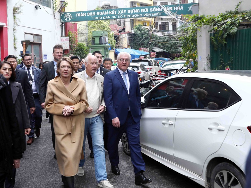 Tổng thống CHLB Đức Frank-Walter Steinmeier và Phu nhân tham quan khu di tích lịch sử Văn Miếu - Quốc Tử Giám - Ảnh 6. Tổng thống CHLB Đức Frank-Walter Steinmeier và Phu nhân tham quan khu di tích lịch sử Văn Miếu - Quốc Tử Giám - Ảnh 6.