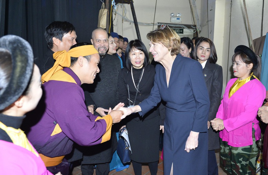 Phu nhân Chủ tịch nước và Phu nhân Tổng thống Đức thưởng thức múa rối nước - Ảnh 3.