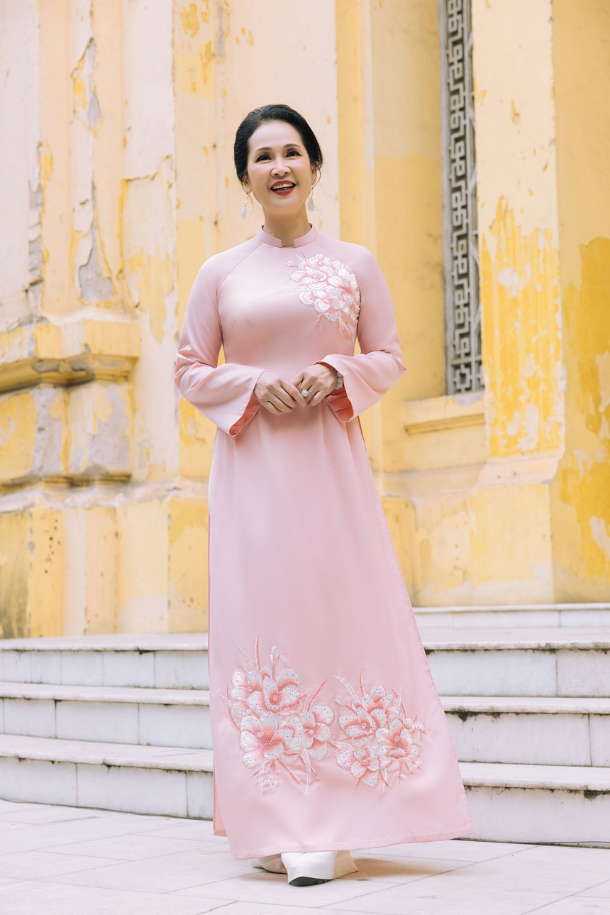 NSND Lan Hương đằm thắm, sang trọng trong những thiết kế áo dài truyền thống  - Ảnh 8.