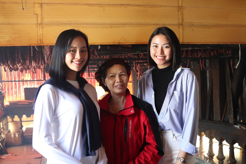 Á hậu Đào Hiền tự tay vẽ tranh dành tặng trẻ em vùng cao - Ảnh 2. Á hậu Đào Hiền tự tay vẽ tranh dành tặng trẻ em vùng cao - Ảnh 2.