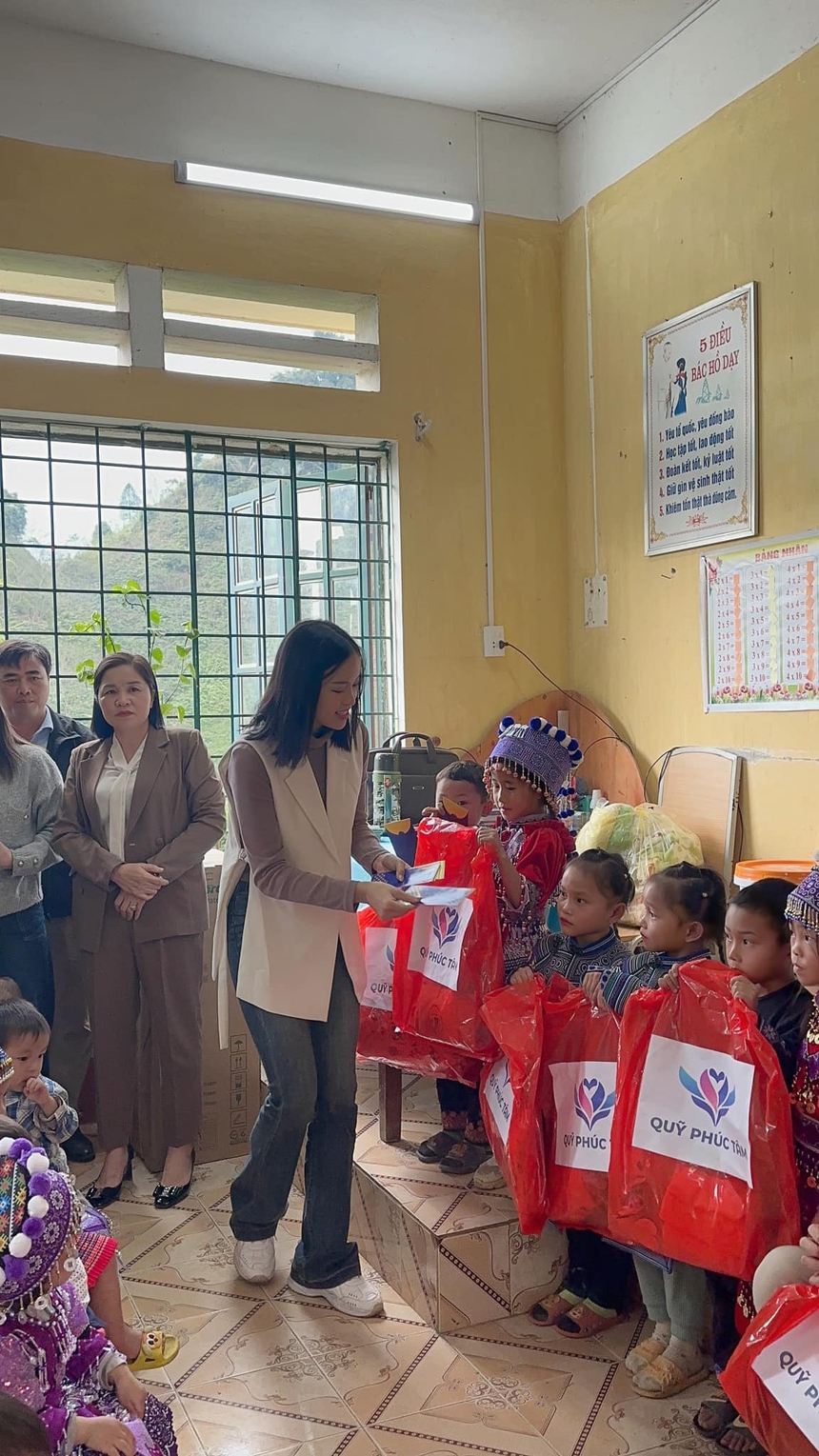 Á hậu Đào Hiền tự tay vẽ tranh dành tặng trẻ em vùng cao - Ảnh 5. Á hậu Đào Hiền tự tay vẽ tranh dành tặng trẻ em vùng cao - Ảnh 5.