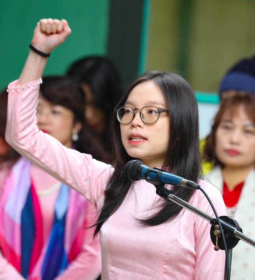 Xây dựng Đảng và hệ thống chính trị: 12 sinh viên ưu tú khoa Sư phạm - Trường đại học Thủ đô vinh dự được kết nạp Đảng - Ảnh 2.