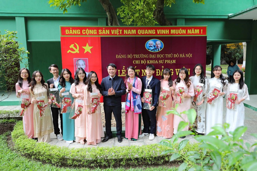 Xây dựng Đảng và hệ thống chính trị: 12 sinh viên ưu tú khoa Sư phạm - Trường đại học Thủ đô vinh dự được kết nạp Đảng - Ảnh 4.