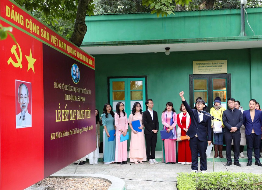 Xây dựng Đảng và hệ thống chính trị: 12 sinh viên ưu tú khoa Sư phạm - Trường đại học Thủ đô vinh dự được kết nạp Đảng - Ảnh 3.