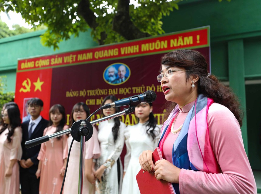 Xây dựng Đảng và hệ thống chính trị: 12 sinh viên ưu tú khoa Sư phạm - Trường đại học Thủ đô vinh dự được kết nạp Đảng - Ảnh 5.