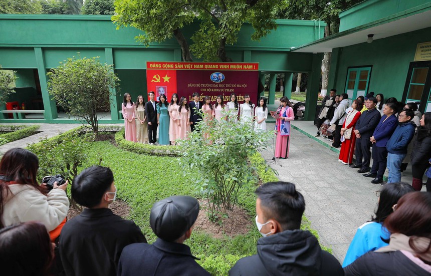 Xây dựng Đảng và hệ thống chính trị: 12 sinh viên ưu tú khoa Sư phạm - Trường đại học Thủ đô vinh dự được kết nạp Đảng - Ảnh 6.