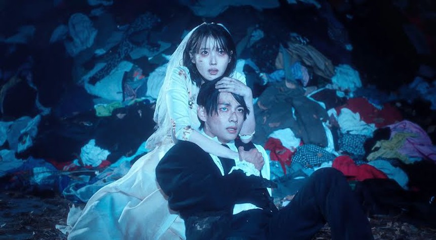 V BTS và IU gây sốc fan với phản ứng hóa học trong MV 'Love Wins All' - Ảnh 7. V BTS và IU gây sốc fan với phản ứng hóa học trong MV 'Love Wins All' - Ảnh 7.