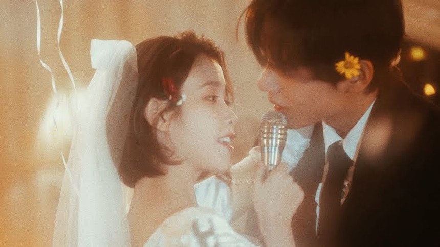 V BTS và IU gây sốc fan với phản ứng hóa học trong MV 'Love Wins All' - Ảnh 5. V BTS và IU gây sốc fan với phản ứng hóa học trong MV 'Love Wins All' - Ảnh 5.