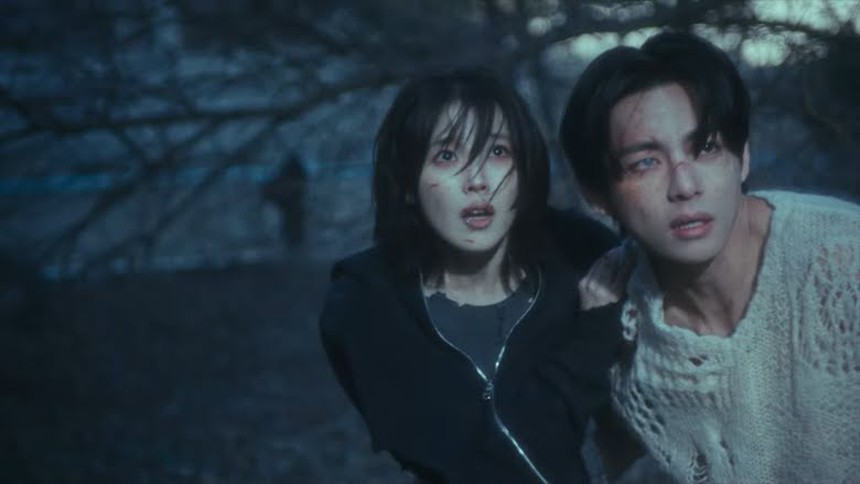 V BTS và IU gây sốc fan với phản ứng hóa học trong MV 'Love Wins All' - Ảnh 2. V BTS và IU gây sốc fan với phản ứng hóa học trong MV 'Love Wins All' - Ảnh 2.