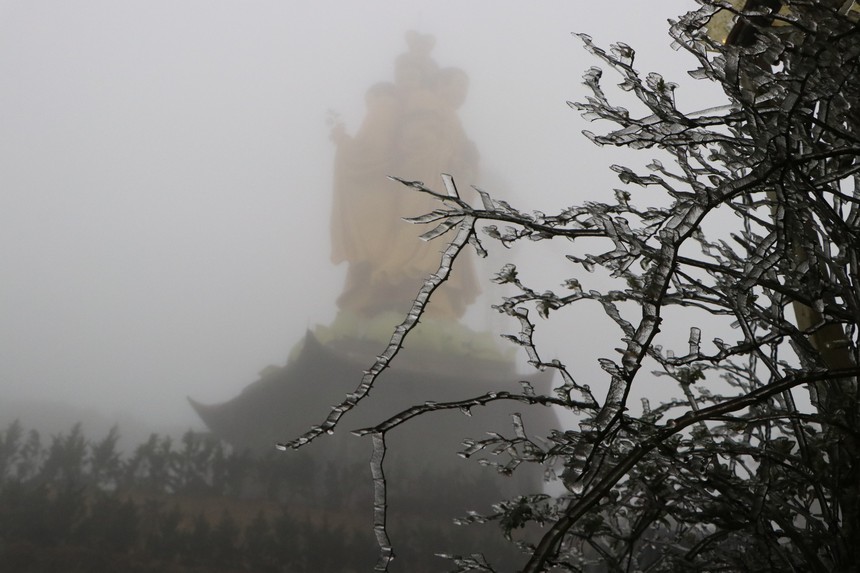 Băng giá xuất hiện trên đỉnh Ô Quý Hồ - Ảnh 2. Băng giá xuất hiện trên đỉnh Ô Quý Hồ - Ảnh 2.