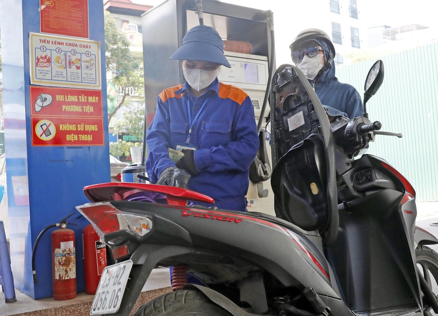 Giá xăng tăng hơn 900 đồng/lít - Ảnh 1.