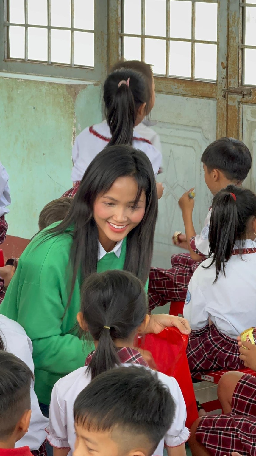Gia đình Hoa hậu H’Hen Niê tự tay trồng lúa tặng bà con vùng biên giới nhân dịp Tết Nguyên Đán - Ảnh 4.