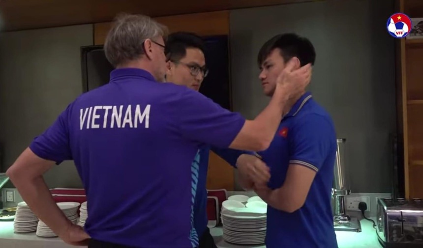 HLV Troussier gặp riêng cầu thủ không chơi phút nào tại Asian Cup, đưa ra lời khuyên về vị trí thi đấu - Ảnh 3. HLV Troussier gặp riêng cầu thủ không chơi phút nào tại Asian Cup, đưa ra lời khuyên về vị trí thi đấu - Ảnh 3.