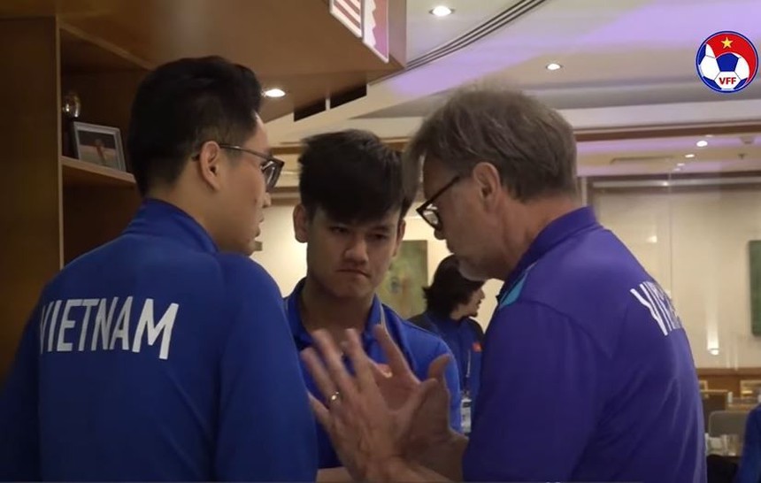 HLV Troussier gặp riêng cầu thủ không chơi phút nào tại Asian Cup, đưa ra lời khuyên về vị trí thi đấu - Ảnh 2. HLV Troussier gặp riêng cầu thủ không chơi phút nào tại Asian Cup, đưa ra lời khuyên về vị trí thi đấu - Ảnh 2.