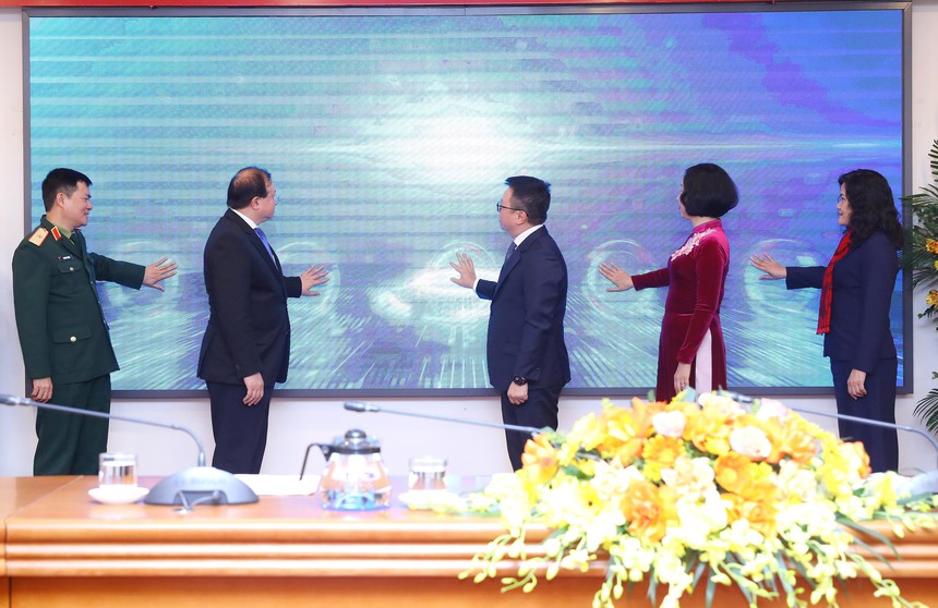 Phát động Giải thưởng ảnh và video clip 'Công nghệ từ trái tim': Tìm kiếm những khoảnh khắc tuyệt vời mà công nghệ mang lại - Ảnh 1. Phát động Giải thưởng ảnh và video clip 'Công nghệ từ trái tim': Tìm kiếm những khoảnh khắc tuyệt vời mà công nghệ mang lại - Ảnh 1.