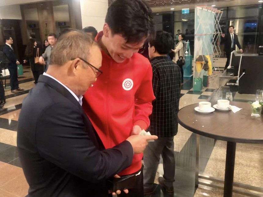 HLV Park Hang Seo 'tặng quà' cho Hoàng Đức, thừa nhận 'sợ' học trò cũ - Ảnh 2. HLV Park Hang Seo 'tặng quà' cho Hoàng Đức, thừa nhận 'sợ' học trò cũ - Ảnh 2.