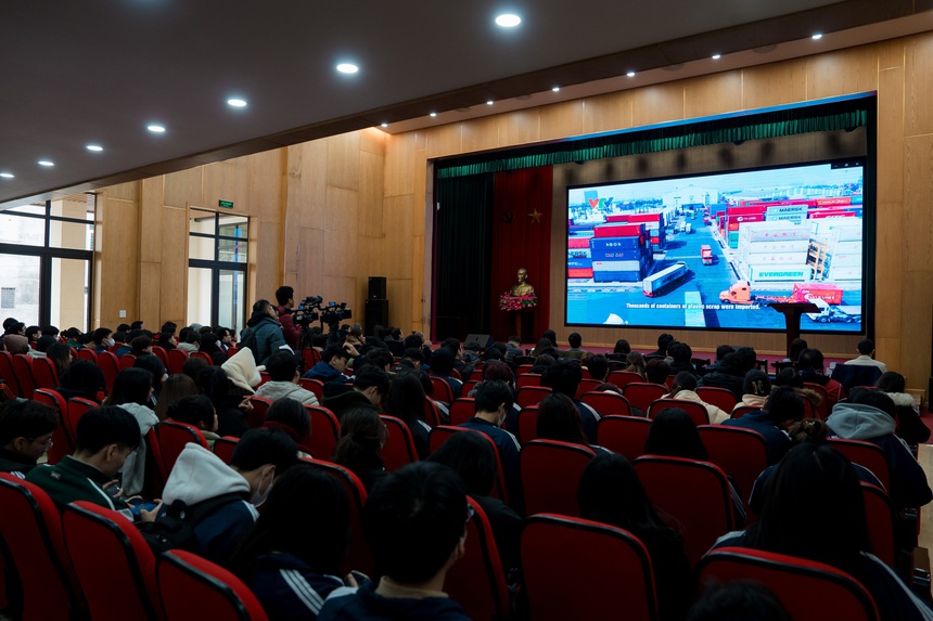 Đạo diễn - NSƯT Nguyễn Tài Văn nói về điều ám ảnh nhất khi thực hiện phim tài liệu - Ảnh 1. Đạo diễn - NSƯT Nguyễn Tài Văn nói về điều ám ảnh nhất khi thực hiện phim tài liệu - Ảnh 1.