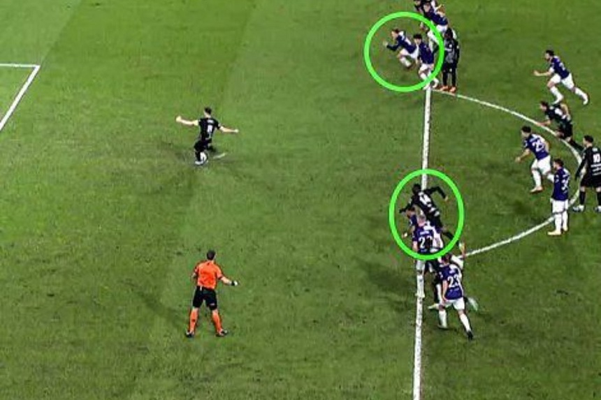 Trận đấu đầu tiên trong lịch sử phải đá lại vì sai lầm của VAR, Ngoại hạng Anh cần học tập? - Ảnh 2.