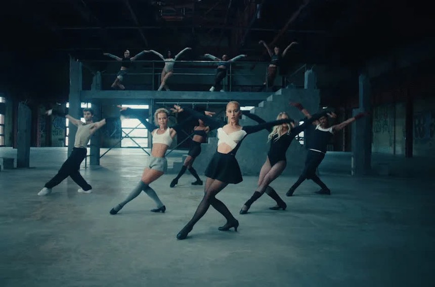 'Yes, And?' của Ariana Grande vượt qua những gièm pha - Ảnh 4.