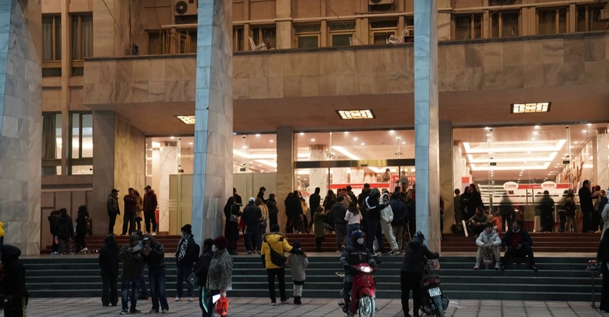 Khán giả hào hứng đến xem, 'cò vé' nhiệt tình mời khách  trong buổi ghi hình đầu tiên của 'Táo quân' 2024 - Ảnh 2.