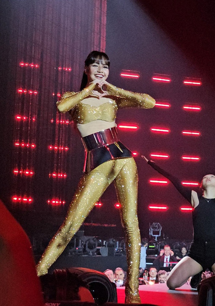 Lisa Blackpink chiếm lĩnh các trend chính trên toàn cầu với sự kiện từ thiện Pièces Jaunes ở Pháp - Ảnh 1.