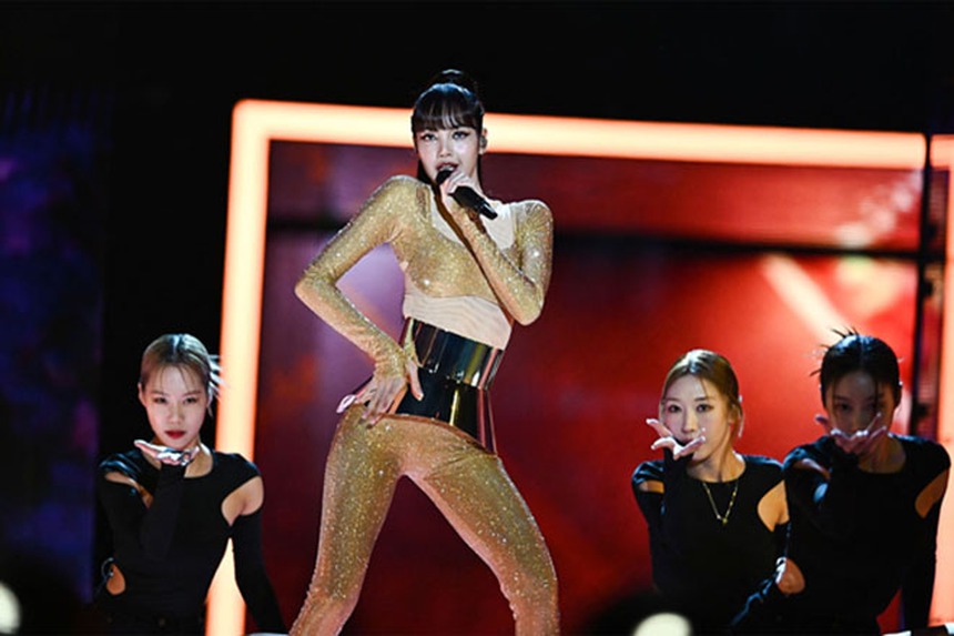 Lisa Blackpink chiếm lĩnh các trend chính trên toàn cầu với sự kiện từ thiện Pièces Jaunes ở Pháp - Ảnh 13.