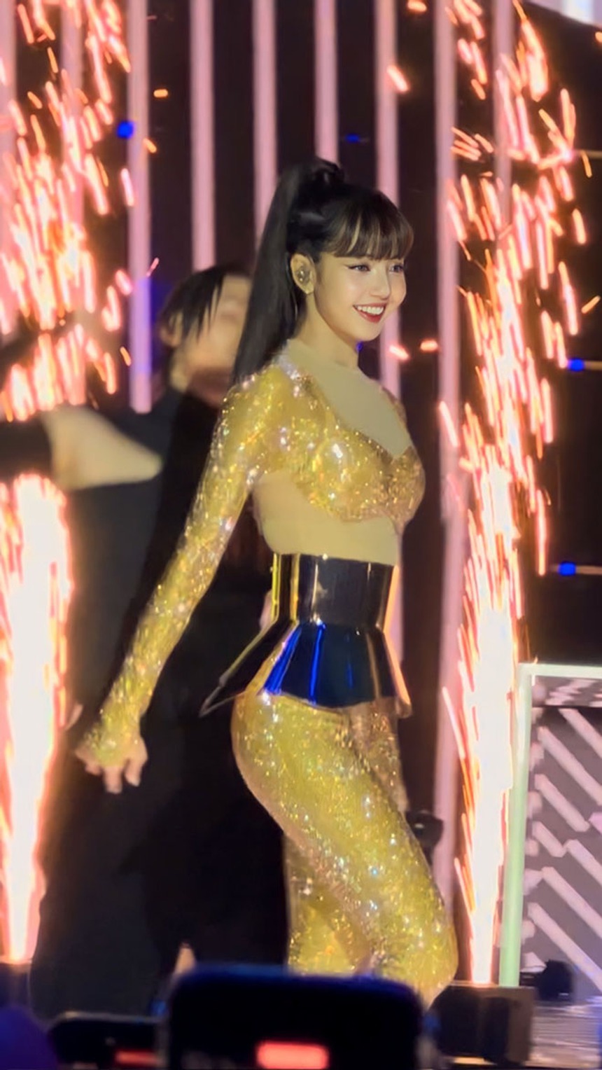 Lisa Blackpink chiếm lĩnh các trend chính trên toàn cầu với sự kiện từ thiện Pièces Jaunes ở Pháp - Ảnh 6.