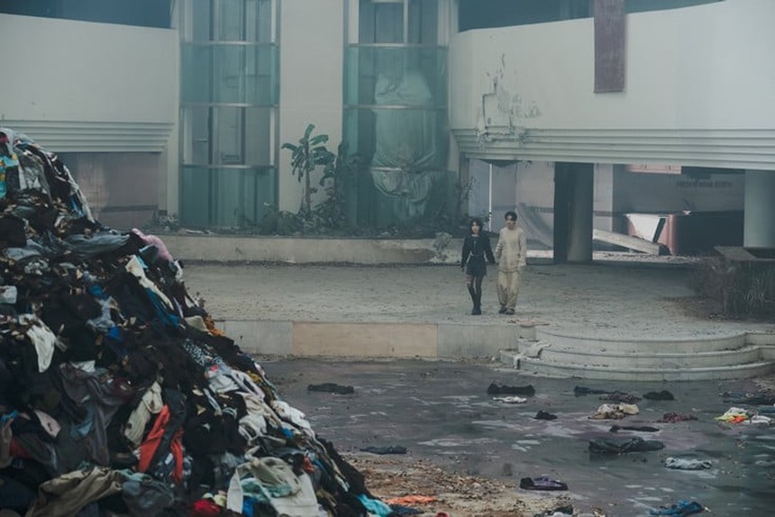 Ảnh hậu trường 'đón tim' fan của V BTS và IU trong MV 'Love Wins All' - Ảnh 1. Ảnh hậu trường 'đón tim' fan của V BTS và IU trong MV 'Love Wins All' - Ảnh 1.