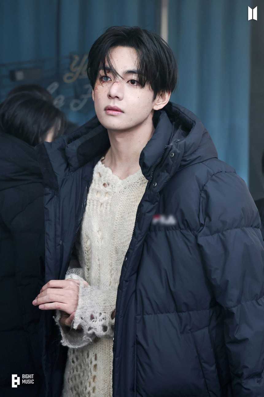 Ảnh hậu trường 'đón tim' fan của V BTS và IU trong MV 'Love Wins All' - Ảnh 14. Ảnh hậu trường 'đón tim' fan của V BTS và IU trong MV 'Love Wins All' - Ảnh 14.
