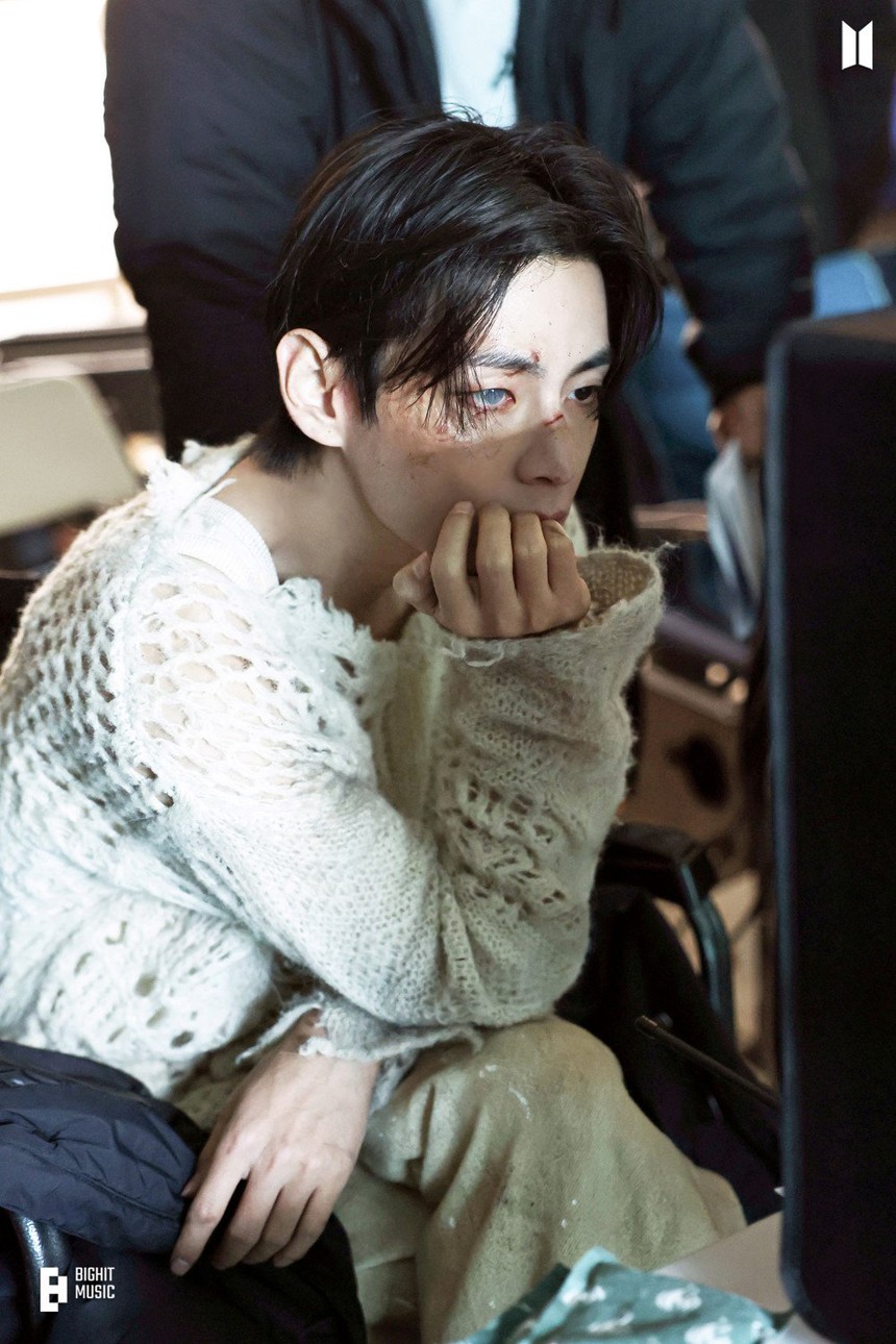 Ảnh hậu trường 'đón tim' fan của V BTS và IU trong MV 'Love Wins All' - Ảnh 15. Ảnh hậu trường 'đón tim' fan của V BTS và IU trong MV 'Love Wins All' - Ảnh 15.