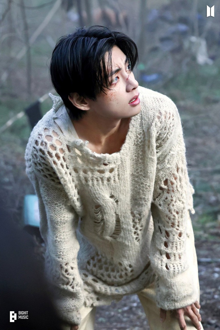 Ảnh hậu trường 'đón tim' fan của V BTS và IU trong MV 'Love Wins All' - Ảnh 16. Ảnh hậu trường 'đón tim' fan của V BTS và IU trong MV 'Love Wins All' - Ảnh 16.