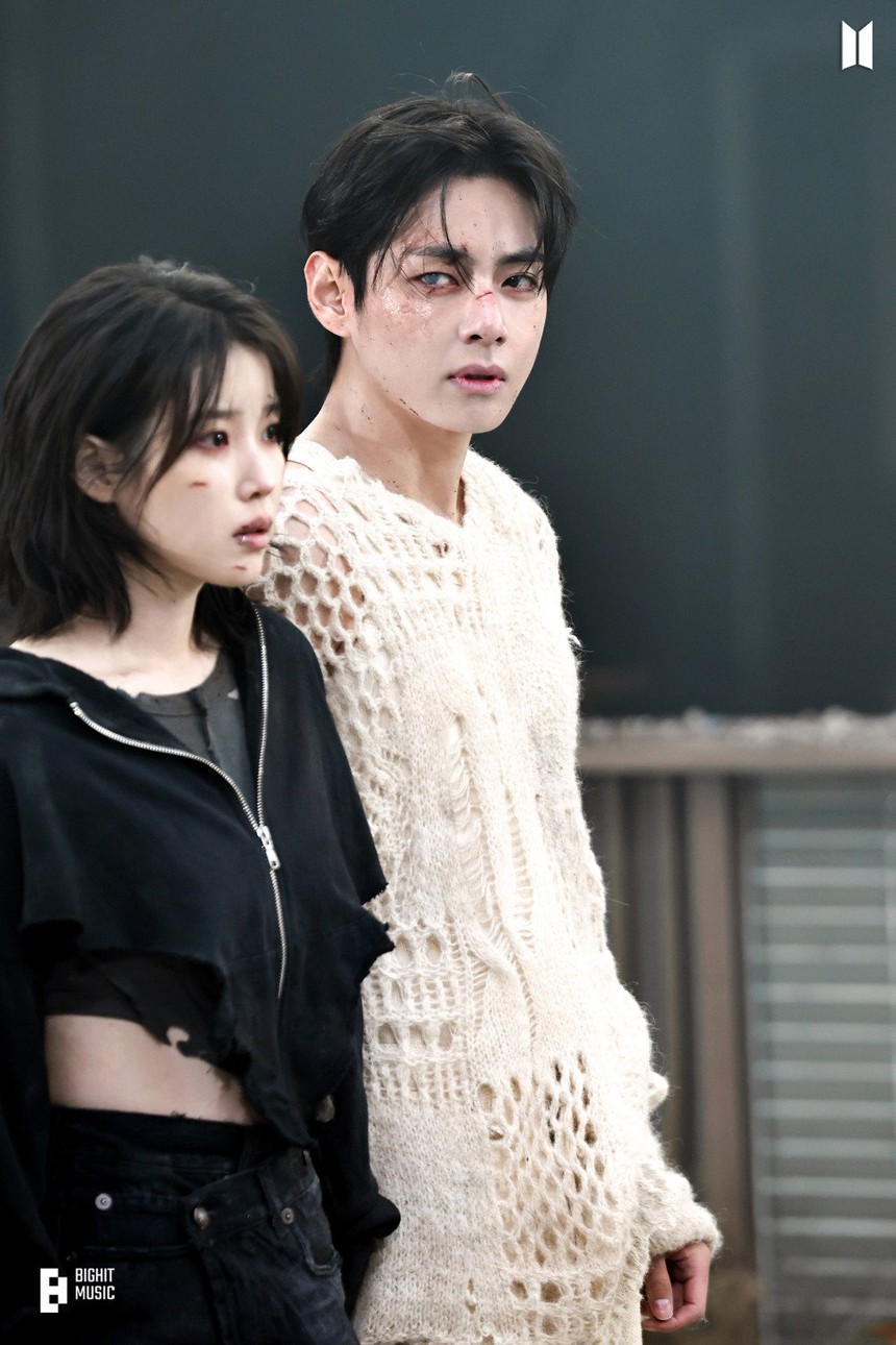 Ảnh hậu trường 'đón tim' fan của V BTS và IU trong MV 'Love Wins All' - Ảnh 17. Ảnh hậu trường 'đón tim' fan của V BTS và IU trong MV 'Love Wins All' - Ảnh 17.