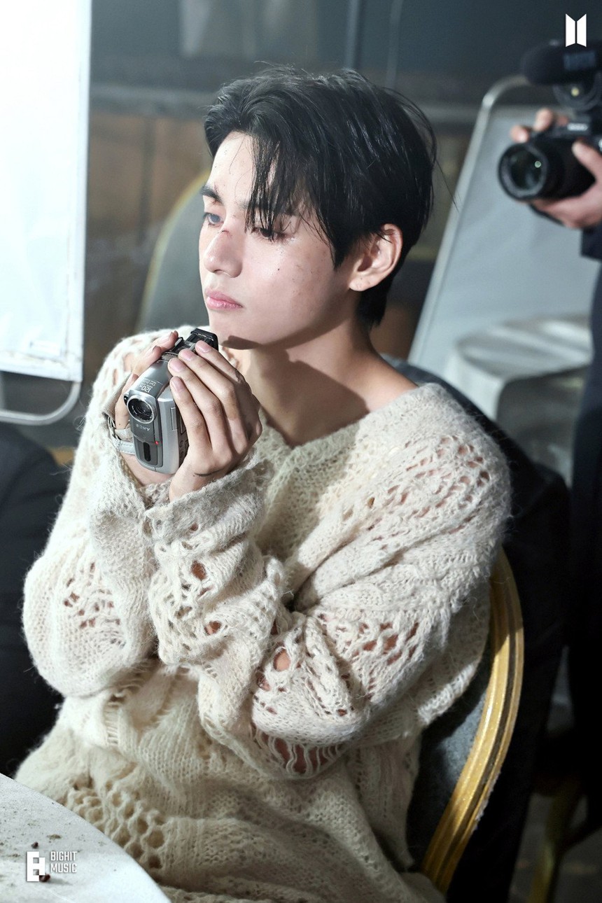 Ảnh hậu trường 'đón tim' fan của V BTS và IU trong MV 'Love Wins All' - Ảnh 18. Ảnh hậu trường 'đón tim' fan của V BTS và IU trong MV 'Love Wins All' - Ảnh 18.