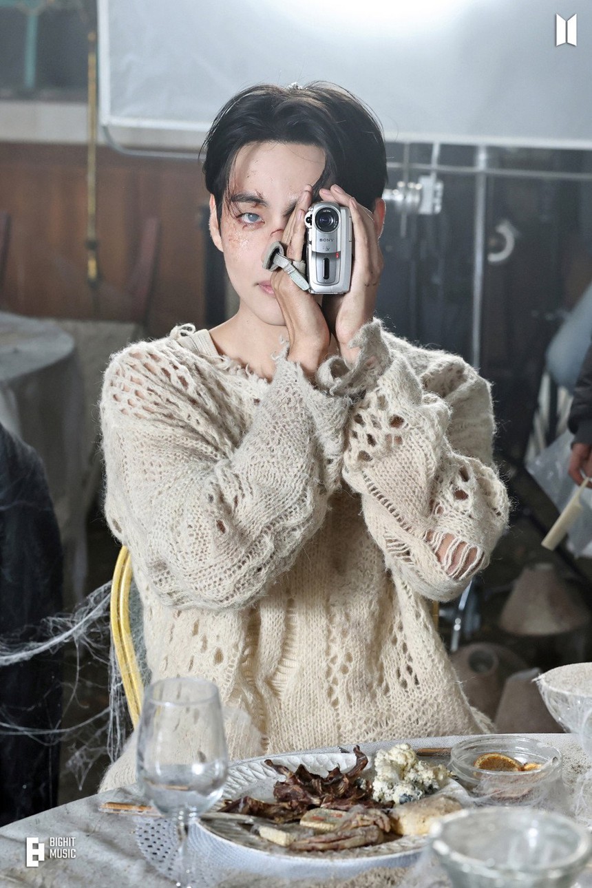 Ảnh hậu trường 'đón tim' fan của V BTS và IU trong MV 'Love Wins All' - Ảnh 19. Ảnh hậu trường 'đón tim' fan của V BTS và IU trong MV 'Love Wins All' - Ảnh 19.