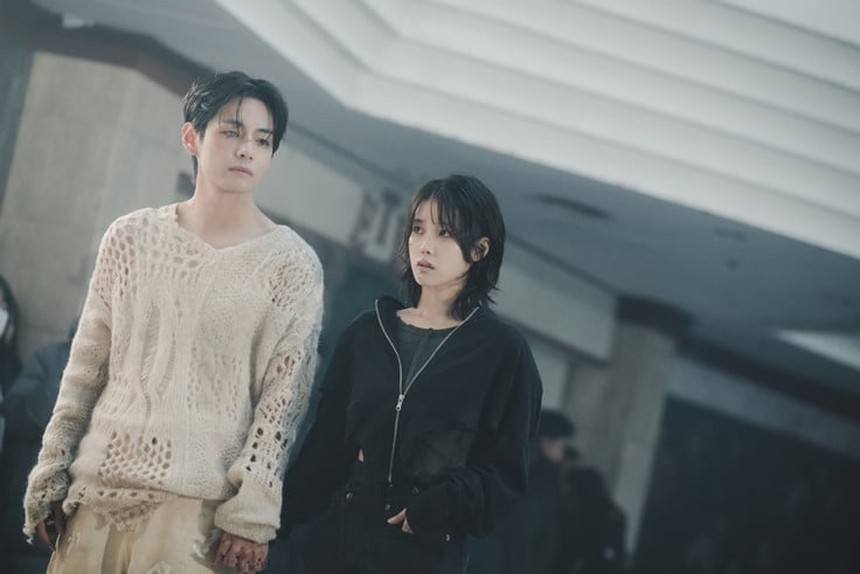 Ảnh hậu trường 'đón tim' fan của V BTS và IU trong MV 'Love Wins All' - Ảnh 2. Ảnh hậu trường 'đón tim' fan của V BTS và IU trong MV 'Love Wins All' - Ảnh 2.